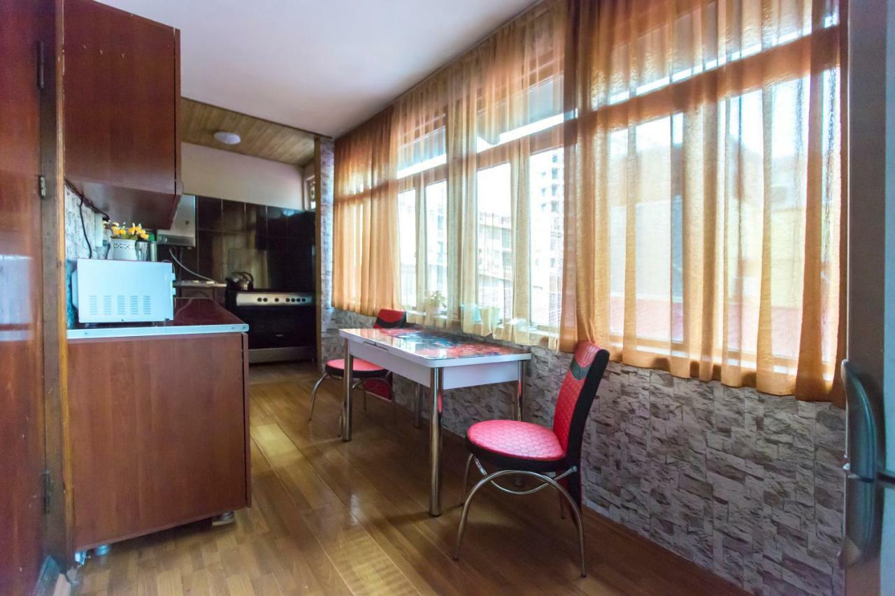 Квартира У Бульвара 1 Batoemi Buitenkant foto